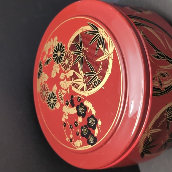 VGT, Red Lacquered Oriental Round Lidded Storage Container with Floral Design. - Picture 5 of 11